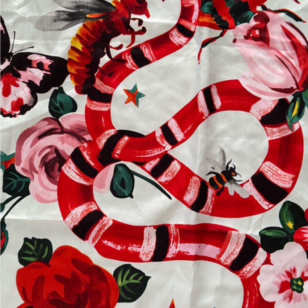 Gucci  (L’aveugle par Amour)Vibrant Scarf with Heart and Butterfly Motifs - Picture 2 of 11